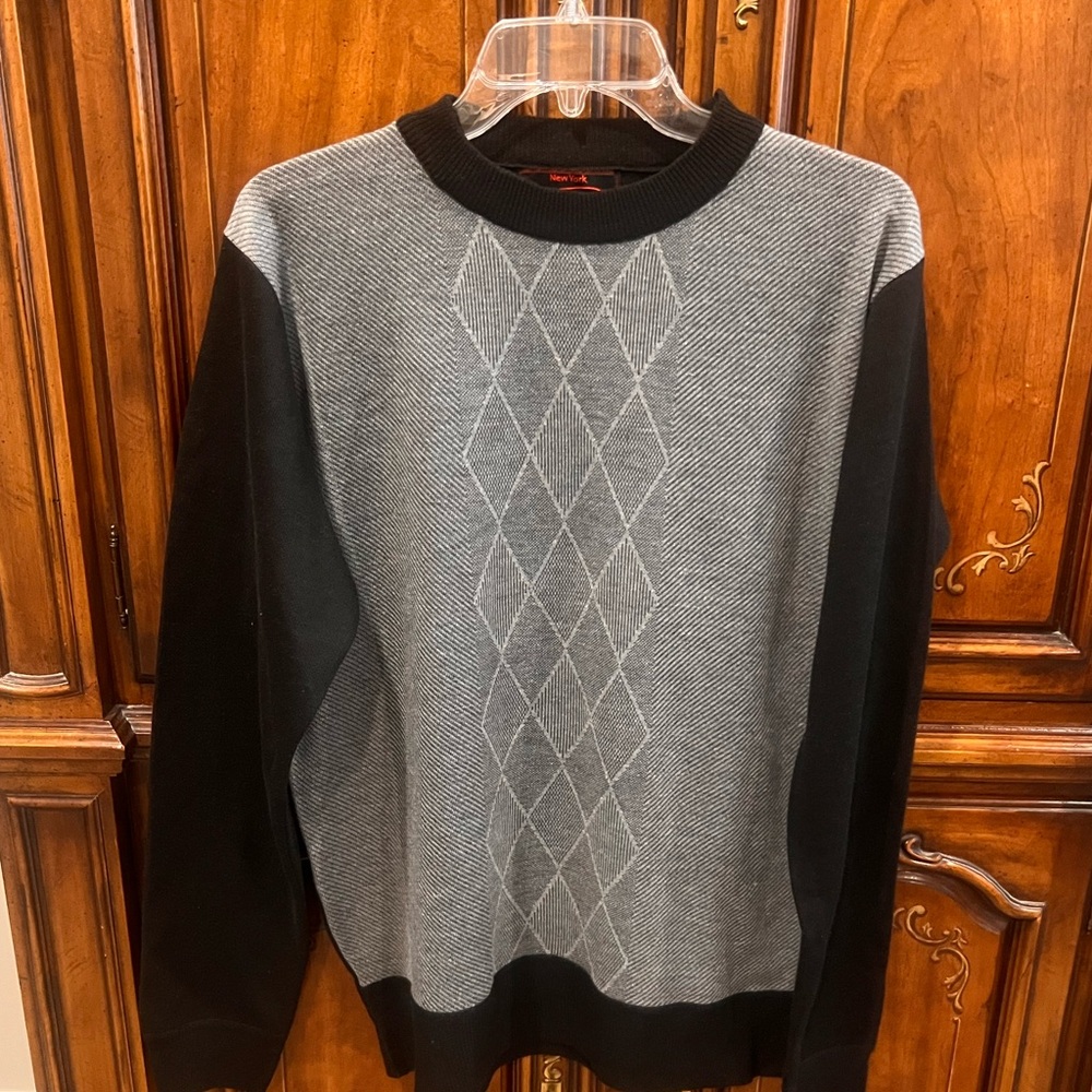 Yokis Men's Black and Gray Sweater EUC